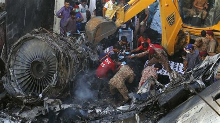 How pakistan plane crash?