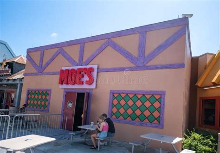 Should you tip at moe's?