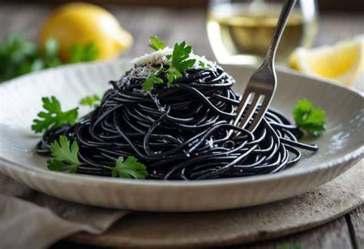 What does squid ink spaghetti taste like?